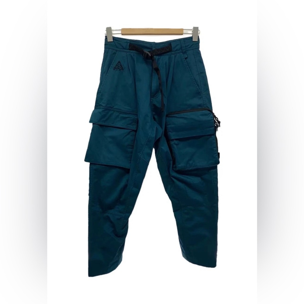 NIKE ACG WOVEN CARGO PANTS
Midnight Turquoise.